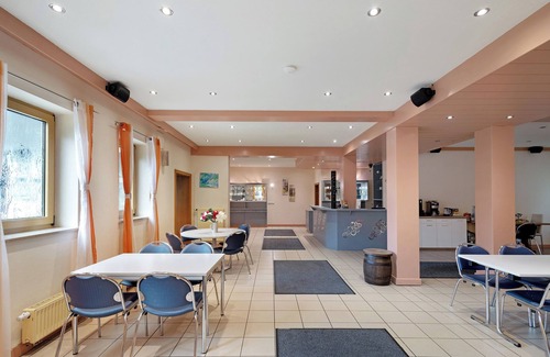 Markt Erlbach Apartment | Room 'Zimmer 23' with Shared Terrace, Shared Garden and Wi-Fi