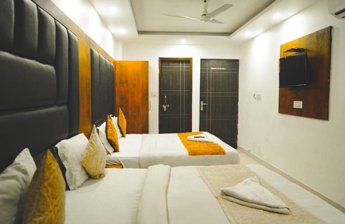 Mahipalpur Hotel | Roomshala 053 Tej Palace - Near IGI Airport Delhi