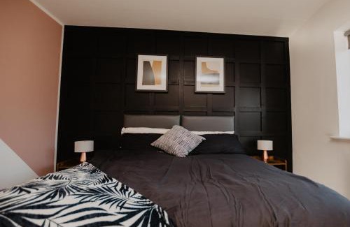 Welford Apartment | Roomy 4-Bed Retreat for 8, Free Parking Included