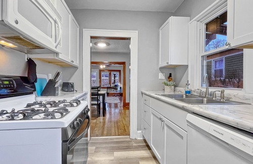 Des Moines House | Roomy 4BR by Drake Sleeps 13 HUGE yard