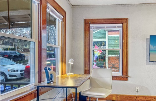 Des Moines House | Roomy 4BR by Drake Sleeps 13 HUGE yard