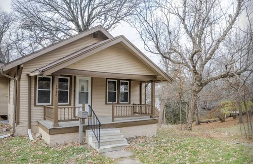 Des Moines House | Roomy 4BR by Drake Sleeps 13 HUGE yard