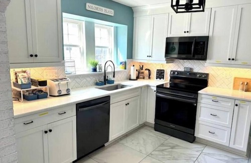 Solomons House | Roomy 6 bedroom home in the heart of Solomons, MD