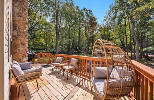 Lake Harmony Estates Ski Chalet | roomy CHALET-3 mts WALK2LAKE w/LINENS/FIREPIT/HOTTUB/GAMES/BB&JACK FROST Ski mts