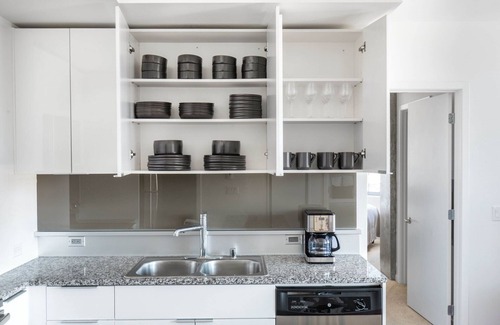 West Bellevue Apartment | Roomy Downtown Bellevue 2BR w/Gym, W/D, near shops, by Blueground