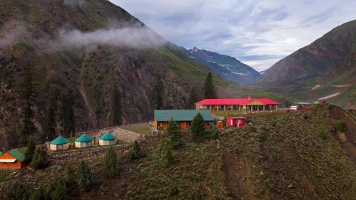 Azad Kashmir Hotel | Roomy Mountain Top Resort, Batakundi