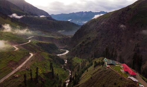 Azad Kashmir Hotel | Roomy Mountain Top Resort, Batakundi