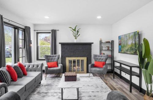 Chesterton House | Roomy Retreat-Family & Friends 2 King Bed Game Room