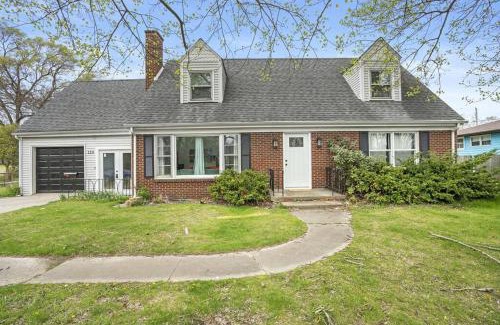Chesterton House | Roomy Retreat-Family & Friends 2 King Bed Game Room