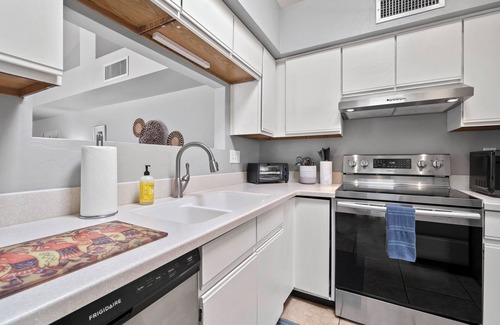 Casas Adobes House | Roomy Townhouse w/Private & Fenced Backyard and Cozy Patio, Dog-Friendly!