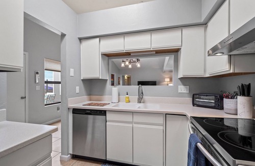 Casas Adobes House | Roomy Townhouse w/Private & Fenced Backyard and Cozy Patio, Dog-Friendly!