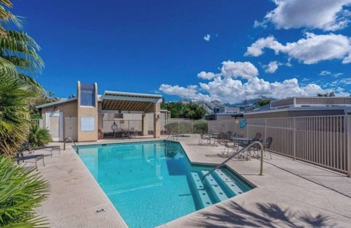 Casas Adobes House | Roomy Townhouse w/Private & Fenced Backyard and Cozy Patio, Dog-Friendly!