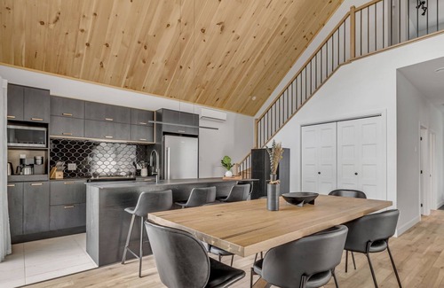 Pont-Rouge Ski Chalet | Rosa Mahda | Cozy Getaway in Pont-Rouge | Private Spa & Terrace