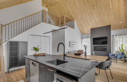 Pont-Rouge Ski Chalet | Rosa Mahda | Cozy Getaway in Pont-Rouge | Private Spa & Terrace