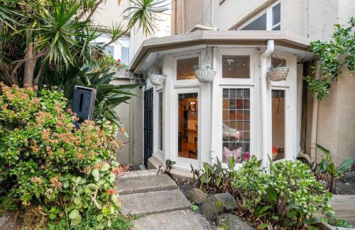 South Yarra Apartment | Rosa & Noir - Riverside Escape near Botanic Gardens