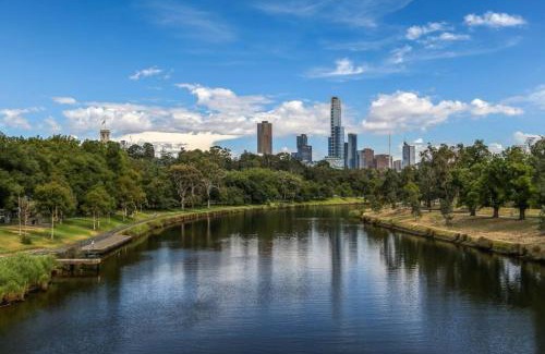 South Yarra Apartment | Rosa & Noir - Riverside Escape near Botanic Gardens