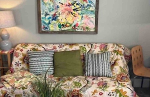 Old Town Winchester Apartment | Rosamond nice downtown studio apt