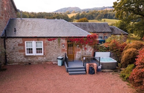 Arden Cottage | Rose Cottage (Auchendennan) - sleeps 4 guests in 2 bedrooms