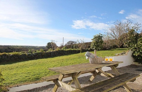 Manaccan Cottage | ROSE COTTAGE, pet friendly, with open fire in Manaccan