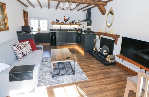 Skegby Cottage | ROSE COTTAGE, romantic, with hot tub in Kirkby-In-Ashfield