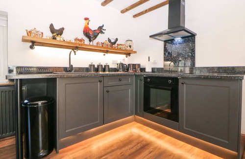 Skegby Cottage | ROSE COTTAGE, romantic, with hot tub in Kirkby-In-Ashfield