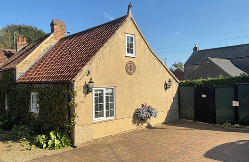 Skegby Cottage | ROSE COTTAGE, romantic, with hot tub in Kirkby-In-Ashfield