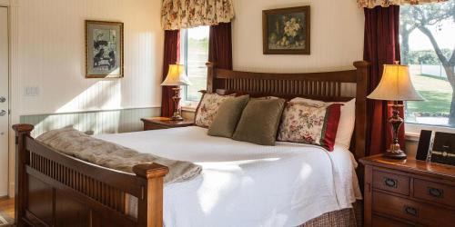 Fredericksburg Hotel | Rose Hill Retreat AAA Four Diamond Inn