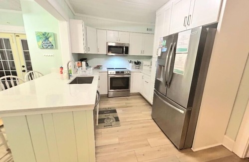 Tybee Island Cottage | Rose's Folie c1939! Charming unique North End Cottage, fenced yard for pets!