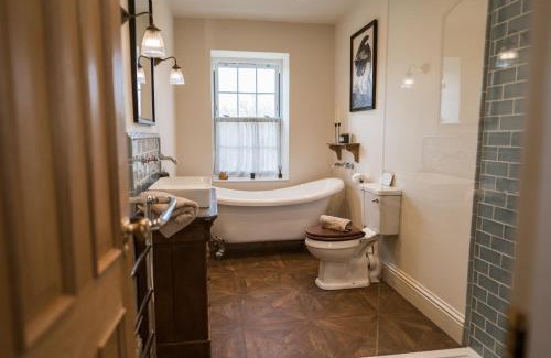 Gartocharn House | Rosebank Cottage - Hot Tub & Log Stove