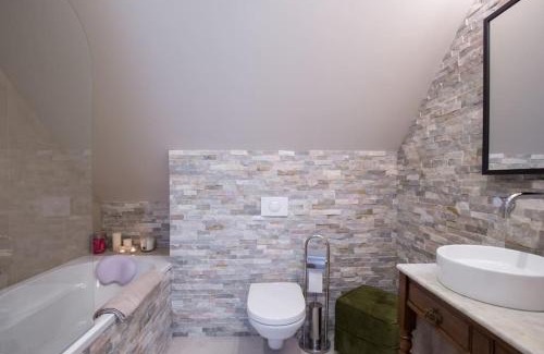 Wintzenheim House | Rosebury Cottage 1 bedroom Free Street parking-5min from Colmar