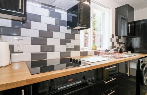 Falkland Cottage | ROSEDALE, family friendly, with hot tub in Falkland