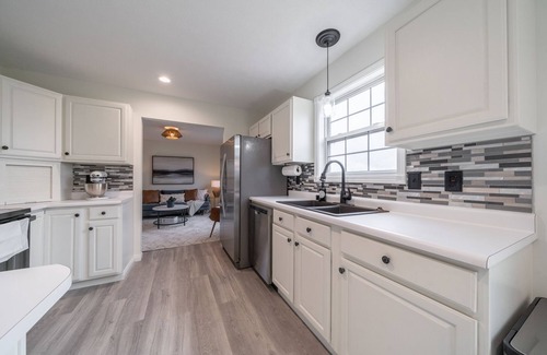 Williamstown House | ROSELAWN RETREAT: Firepit, Gameroom, Views! Huge Gorgeous home 5 mins to the Ark