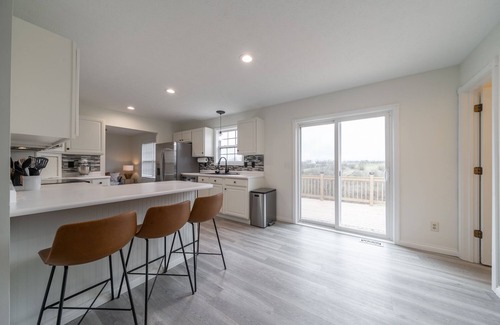 Williamstown House | ROSELAWN RETREAT: Firepit, Gameroom, Views! Huge Gorgeous home 5 mins to the Ark