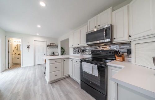 Williamstown House | ROSELAWN RETREAT: Firepit, Gameroom, Views! Huge Gorgeous home 5 mins to the Ark