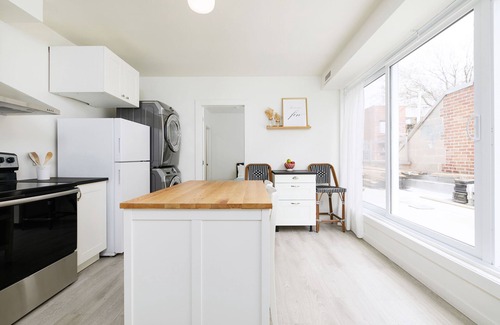 La Petite-Patrie Apartment | Rosemont Hideaway 1BR + 2 bath + Patio + A/C