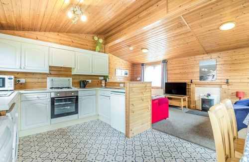 Lymington Cottage | ROSY LODGE, pet friendly, with pool in Shorefield Country Park