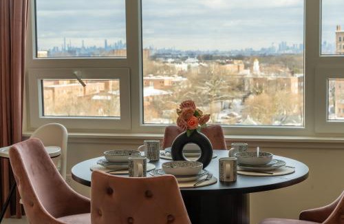 Central Business District Apartment | Rosy Retreat with NYC Views by the train, Free Parking, 3 beds, 20 Percent OFF 7 days