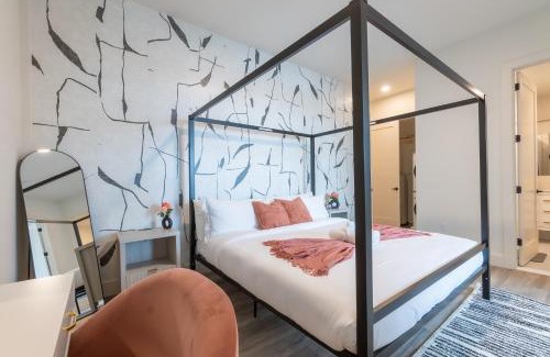 Central Business District Apartment | Rosy Retreat with NYC Views by the train, Free Parking, 3 beds, 20 Percent OFF 7 days