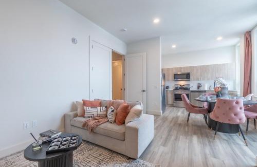 Central Business District Apartment | Rosy Retreat with NYC Views by the train, Free Parking, 3 beds, 20 Percent OFF 7 days