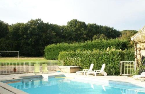 Mouhers House | *Roulotte cosy avec piscine, pétanque et jardin près de la maison de George Sand* - FR-1-591-77