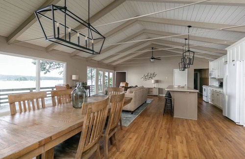 Farmerville House | Round Rock Lodge - Retreat Nestled Among The Trees With Stunning Lake Views
