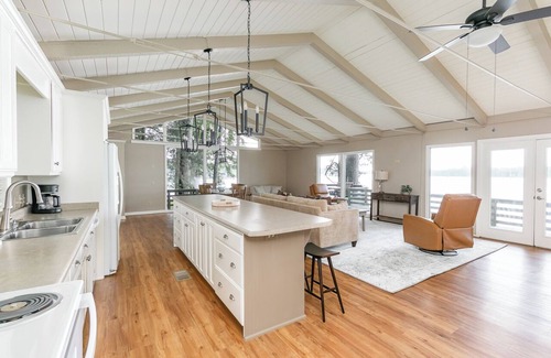 Farmerville House | Round Rock Lodge - Retreat Nestled Among The Trees With Stunning Lake Views