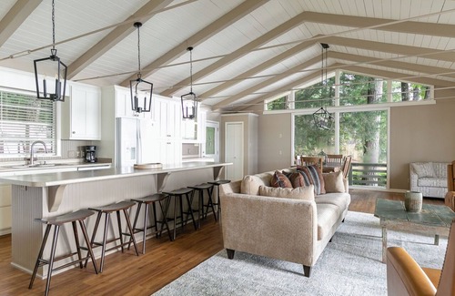 Farmerville House | Round Rock Lodge - Retreat Nestled Among The Trees With Stunning Lake Views