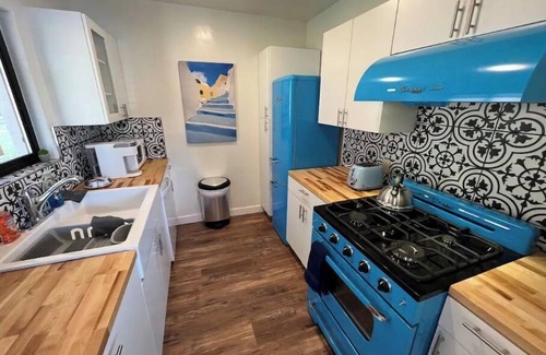 Williams House | Route 66 Bodacious Bungalow w/AC, Fully Fenced Yard, W/D, 4 Smart TVs Downtown