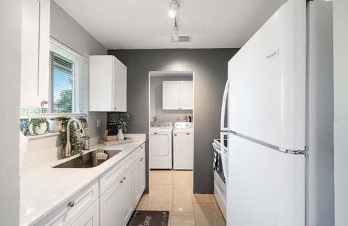 Oakland Park House | Roxana`s 3bed/2bath Home w/Modern Interior & BBQ Backyard