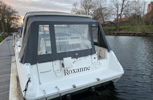 Skipton Boat Rental | Roxanne - Boat