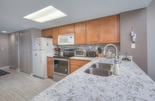 Myrtle Beach Condo | Roxanne Towers by Elliott Beach Rentals