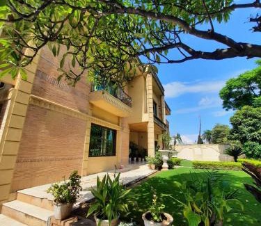 F-8 Sector Hotel | Royal Crown