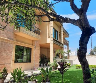 F-8 Sector Hotel | Royal Crown