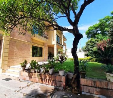 F-8 Sector Hotel | Royal Crown